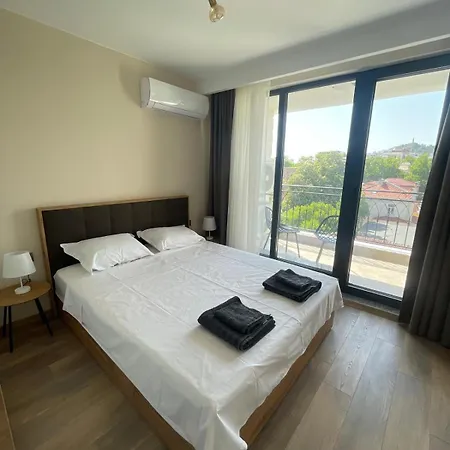 Modern 1br Center With Hill View